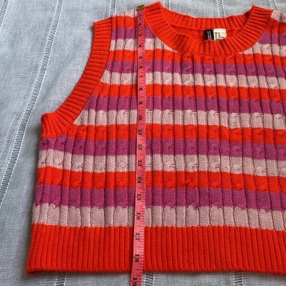 Divided stripped cropped sweater vest in vibrant colors. - Picture 8 of 11